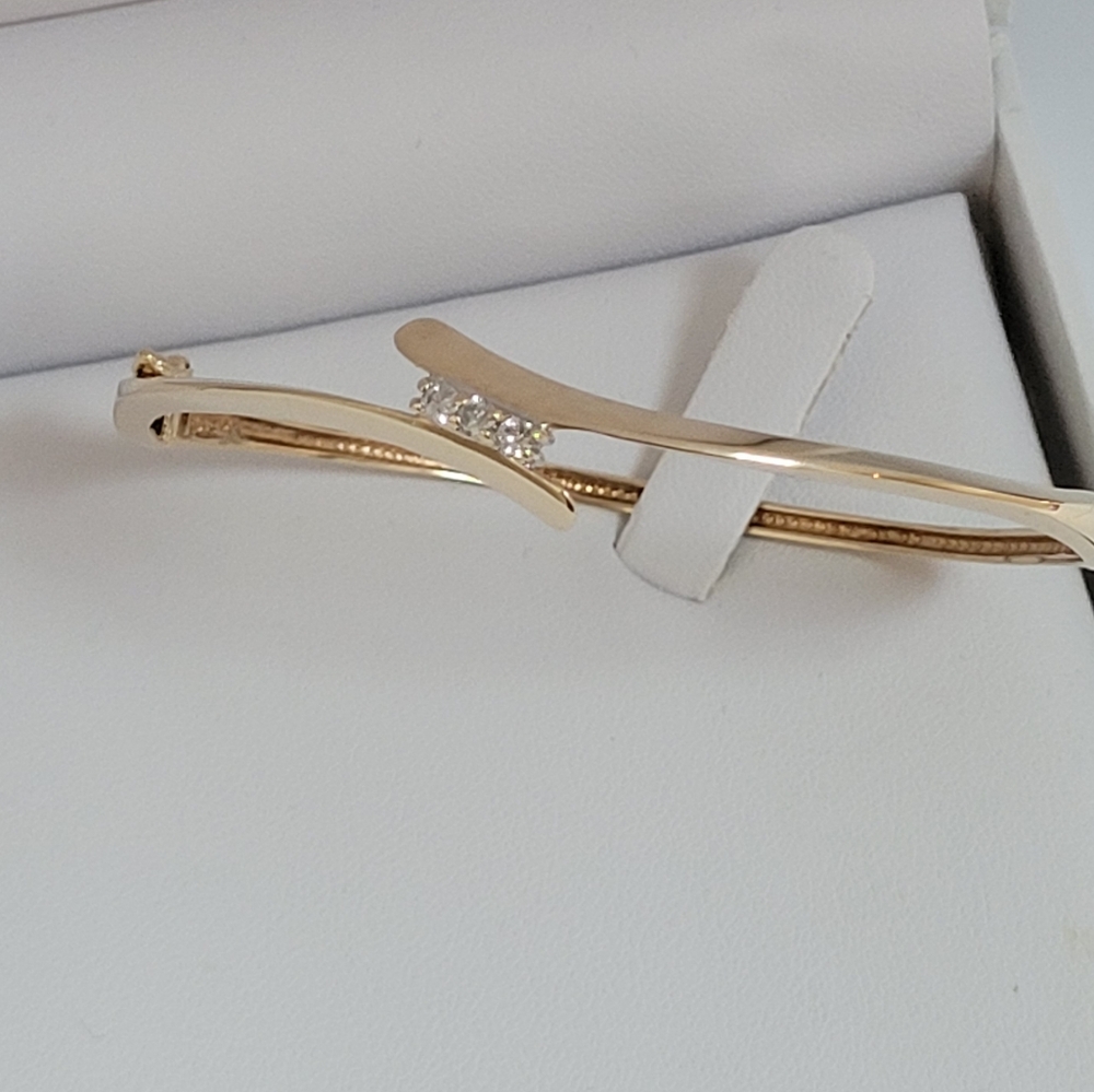 10k Yellow Gold Crossover Natural Diamond Bangle Bracelet. - Picture 2 of 6